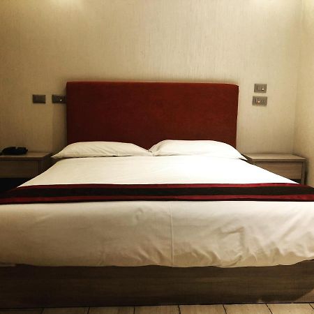 Igiban Hotel Milan Bagian luar foto